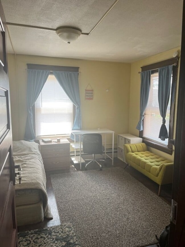 Building Photo - 121 E Scribner Ave