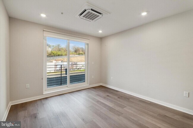 Building Photo - 3449 Scotts Ln