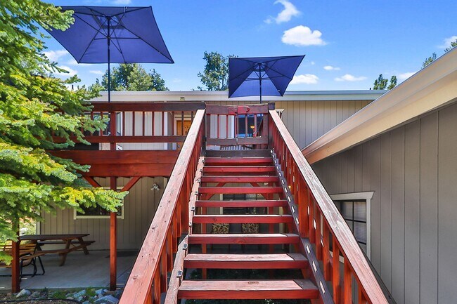 Building Photo - 2216 Maplewood Way
