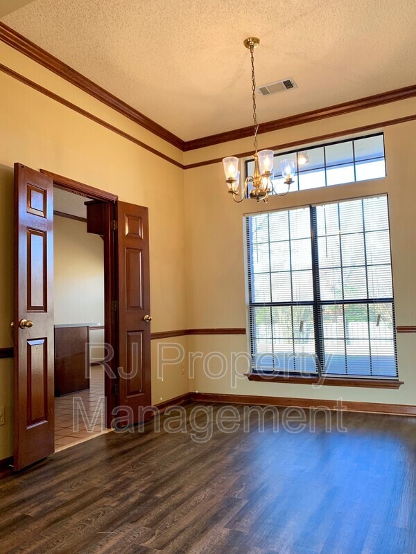 Building Photo - 6678 Spencer Forest Cove W