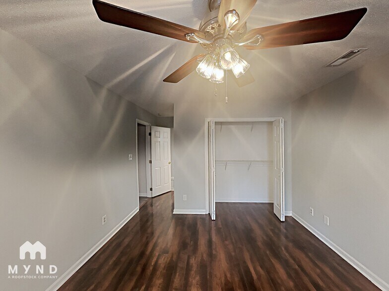 Building Photo - 4513 Aviemore Crescent