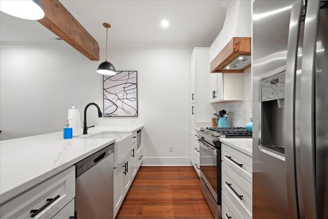 Building Photo - 1300 Twelve Oaks Ln