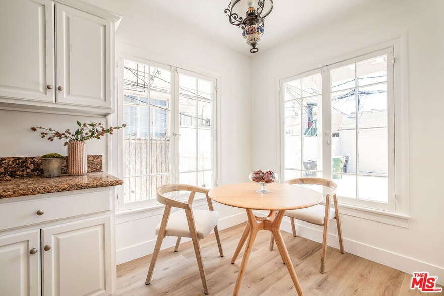 Breakfast nook - 842 S Sycamore Ave