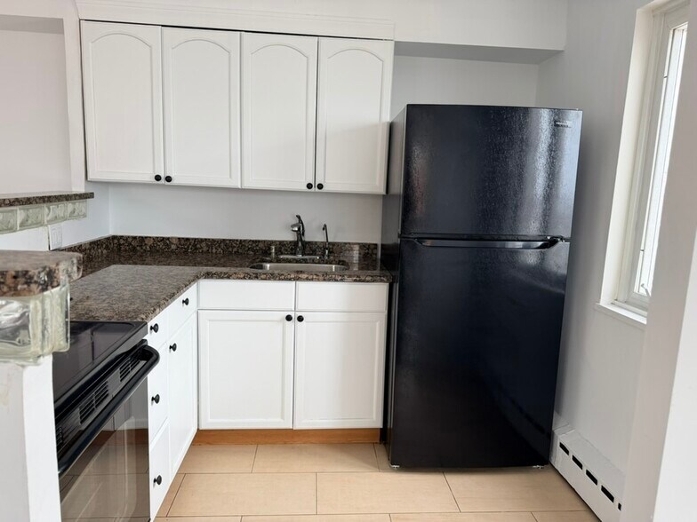 Building Photo - 708 W Bittersweet Pl