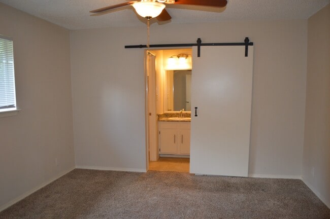 Building Photo - Beautiful remodeled 3 bed 2 bath home in L...
