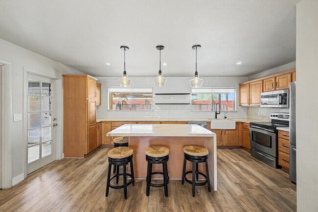 Building Photo - 4048 E Dahlia Dr