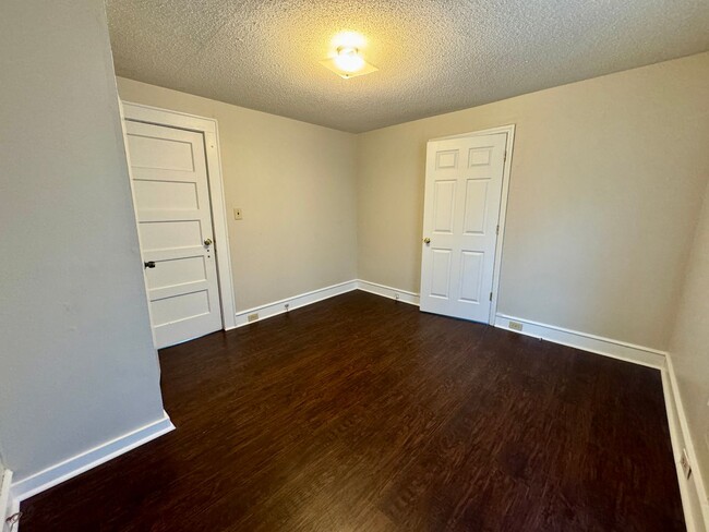 Building Photo - AVAILABLE TO SHOW!