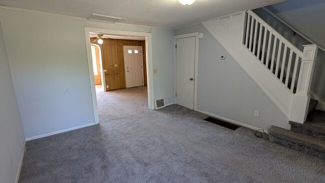 Building Photo - Charming 2-bedroom, 1-bathroom home locate...