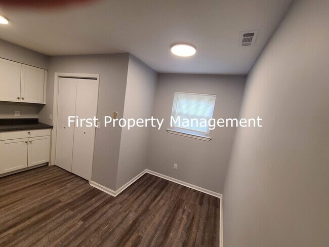 Building Photo - Remodeled - East Ridge Townhouse