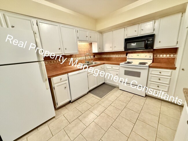 Building Photo - Beautiful Condo on the Plaza with City Vie...