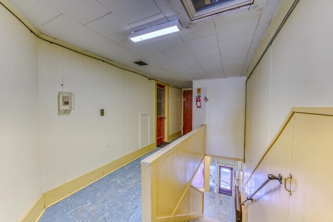 Building Photo - 96 N Main St