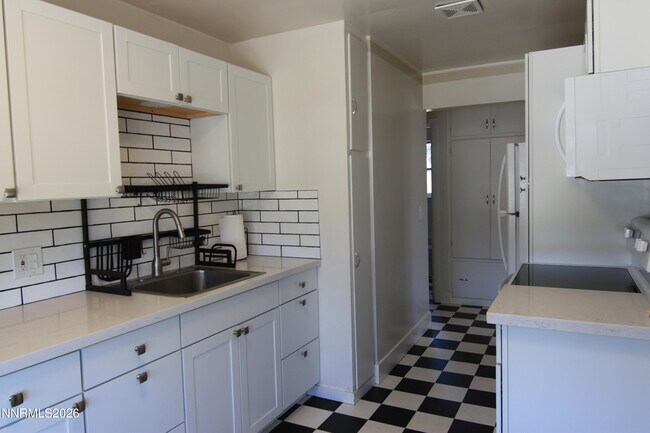 Building Photo - 1070 Kirman Ave