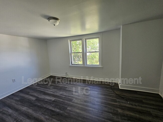 Building Photo - 533 W Shawnee Ave