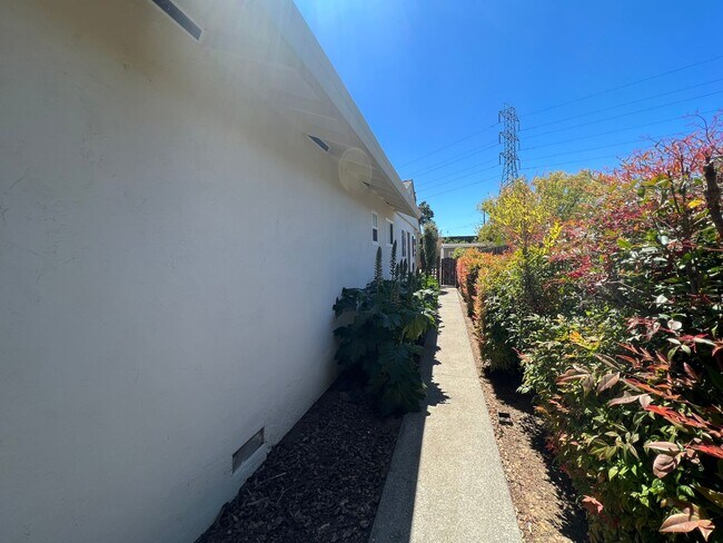 Building Photo - Single Story 3 bedroom In Cute Treelined Vallejo Neighborhood