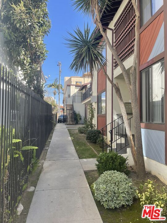 Building Photo - 1252 Barry Ave