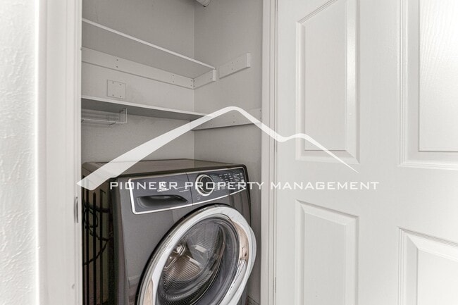 Building Photo - Gorgeous Condo with Washer/Dryer and Central AC
