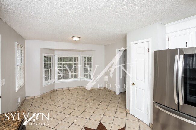 Building Photo - Enjoy the coziness of this darling home