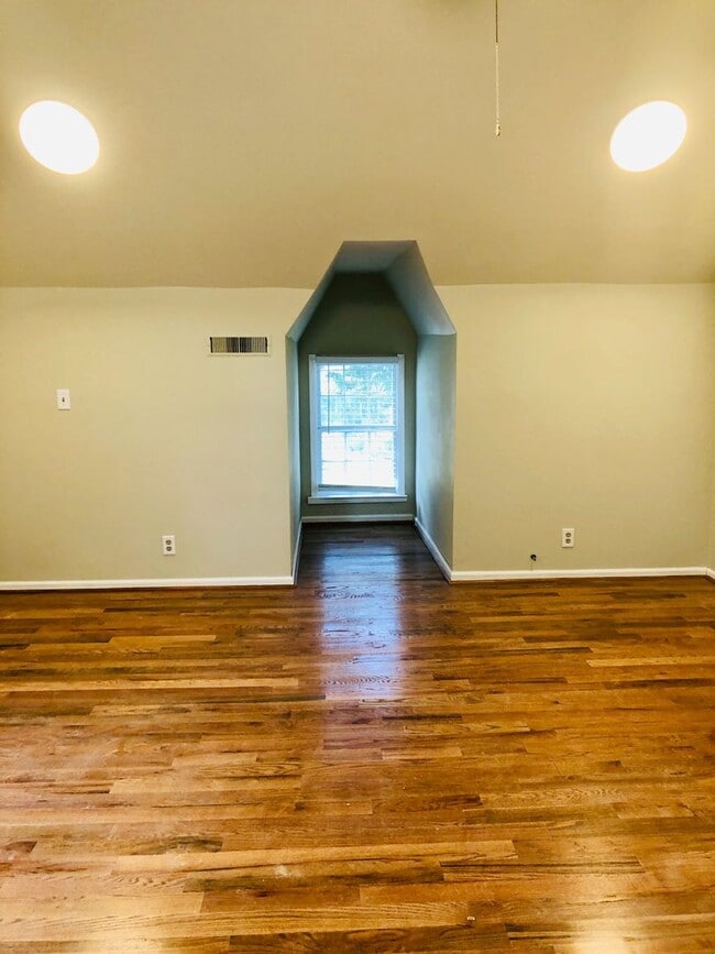 Building Photo - Plum Street-3 bedroom/2 bath home with large rocking chair front porch!