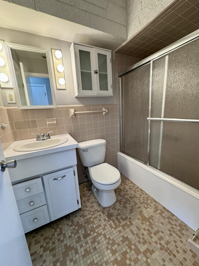 Building Photo - 2241 Granada Dr