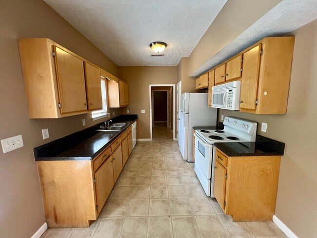 Building Photo - 3 Bedroom 2.5 Bath Home in Oxford Hall - South Murfreesboro *New Carpet*