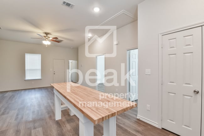 Building Photo - $1750! 3Bed/2Bath in Fort Worth! Get your ...