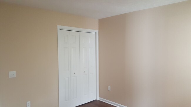 Building Photo - 3rd Floor 2 Bedroom in River Oaks