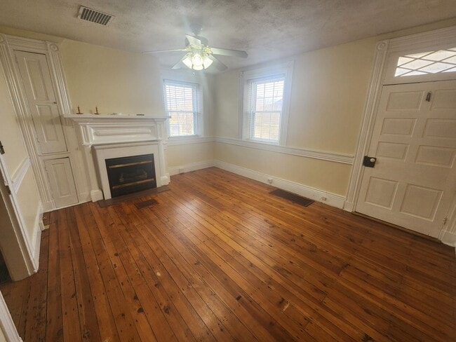 Building Photo - Large and Beautiful Farm House in Quiet Area