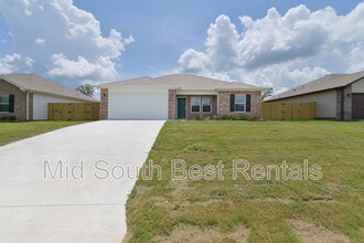 Building Photo - 829 Pine Tree Rd