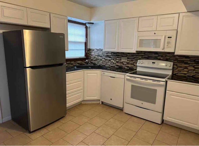 Primary Photo - 429 N Derby Ave