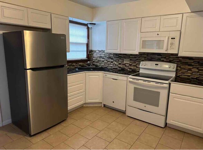 Primary Photo - 429 N Derby Ave