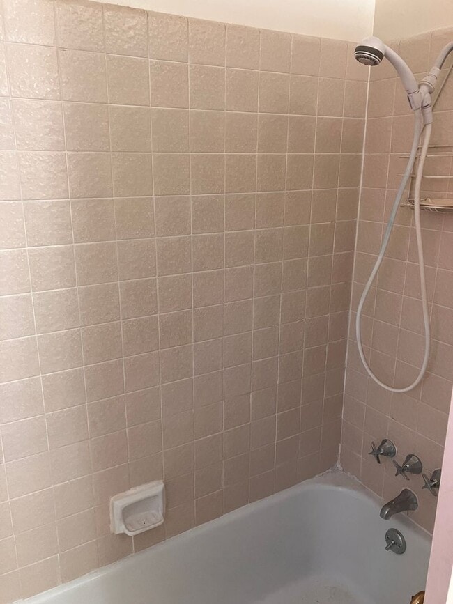 Building Photo - Quiet private one level cabin