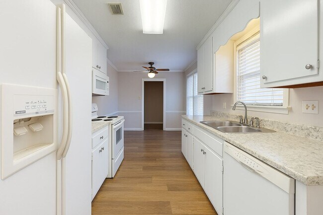 Building Photo - 1806 Heatherton Dr