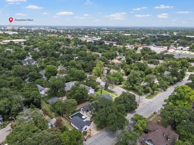Building Photo - 3 Bedroom 2.5 Bathroom Home w/ 1 Bedroom 1 Bathroom Guest House & Pool!!