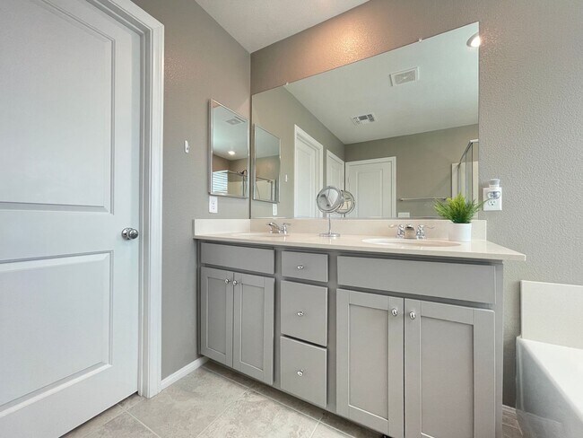 Building Photo - (Fully Furnished) 4 Bedroom + Loft,  3 Full Bath, Gated Community in SouthWest.