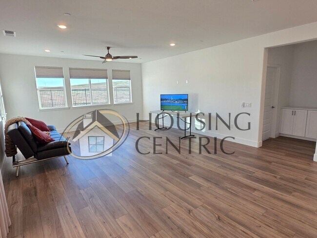 Building Photo - Executive Single Story Rental in HIGHLY DESIRABLE Heritage 55+ Community!