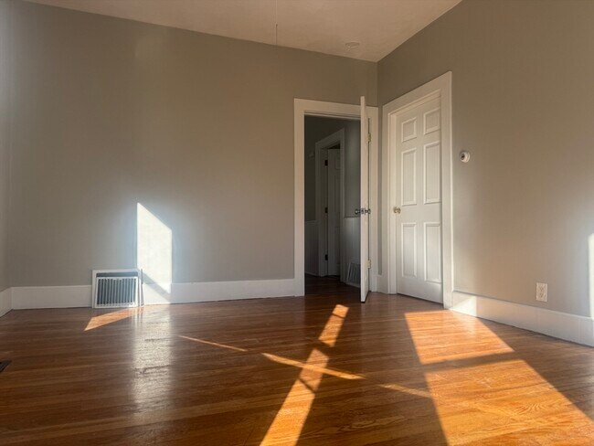 Building Photo - 25 Adams St