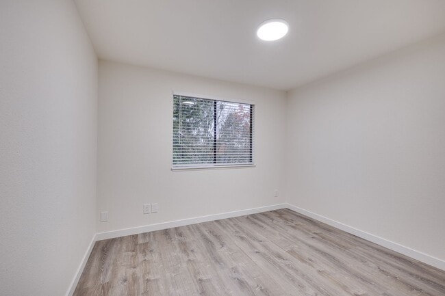 Building Photo - Beautifully Remodeled 4-Bedroom Home in Ke...