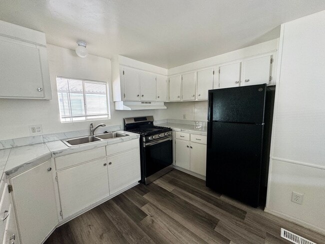 Building Photo - Cute Cozy and Centrally located