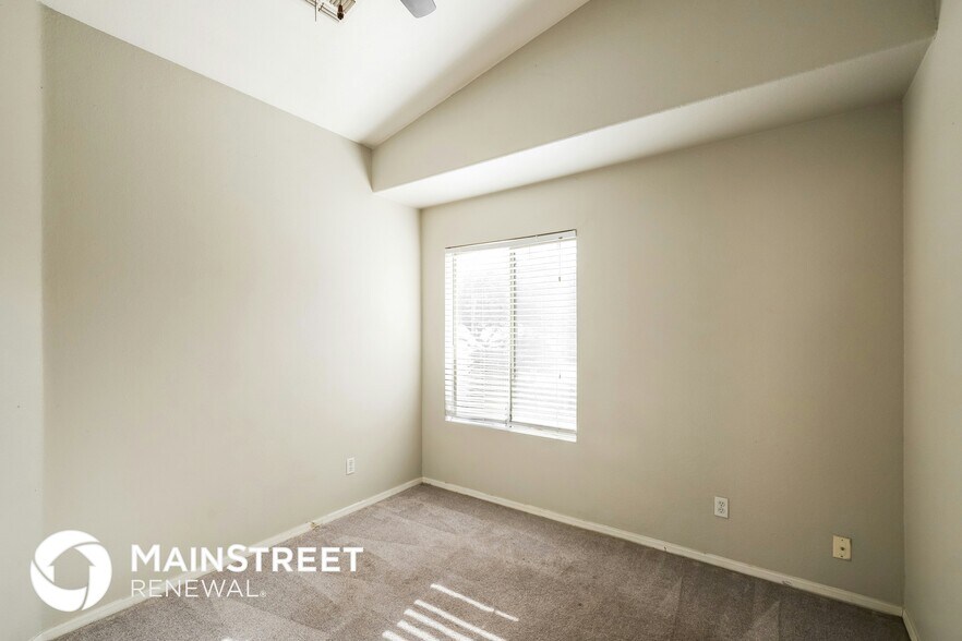 Building Photo - 3910 N 105th Ln