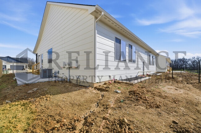 Building Photo - 5249 N Pinecrest Ct