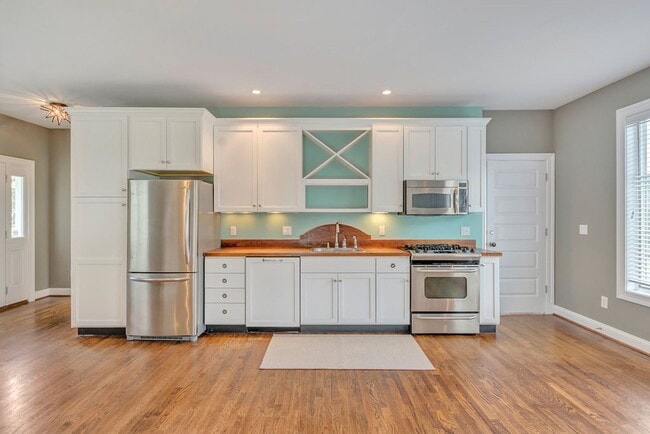 Building Photo - 2 Bedroom House with Attached Garage in Earlysville