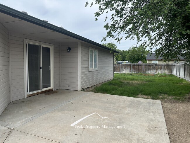 Building Photo - 614 Alturas St