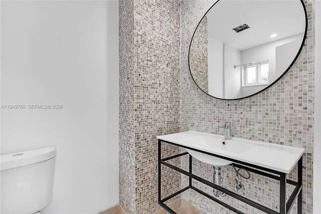 Building Photo - 2945 Bridgeport Ave