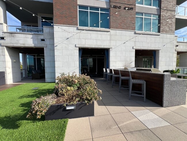 Building Photo - Spacious 2 bedroom 3 bath condo with office in City Lights!