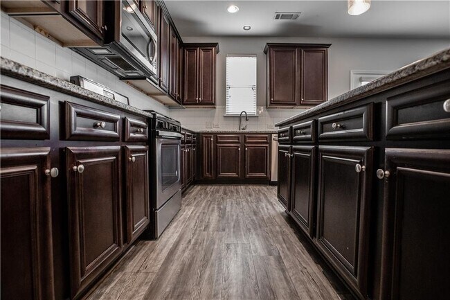 Building Photo - 5410 Mirror Lake Dr