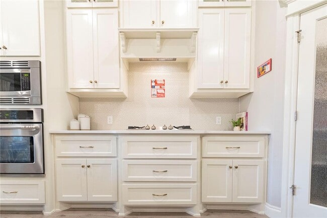 Building Photo - Stunning new home + 4 bedrooms + 3 bathroo...