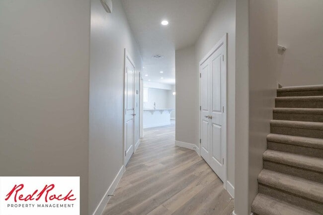 Building Photo - Modern 4-Bed Townhome in Hurricane Heights