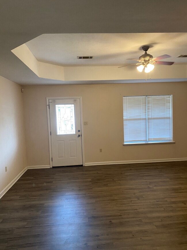 Building Photo - 2213 Mustang St