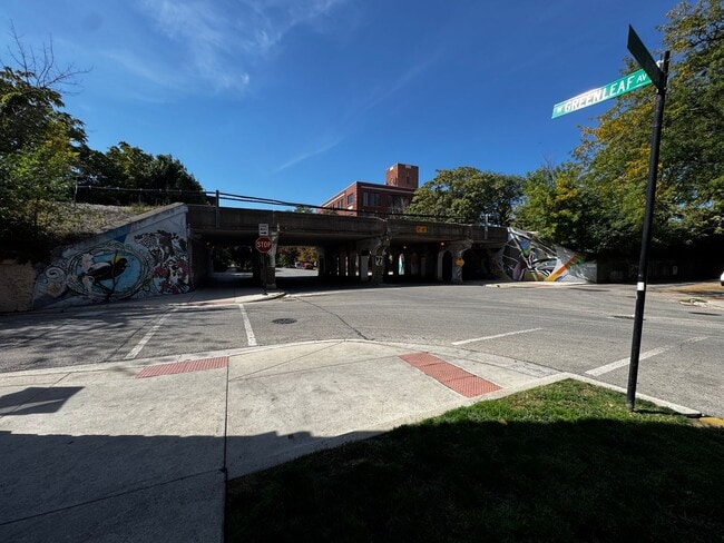 Building Photo - 1383 W Greenleaf Ave