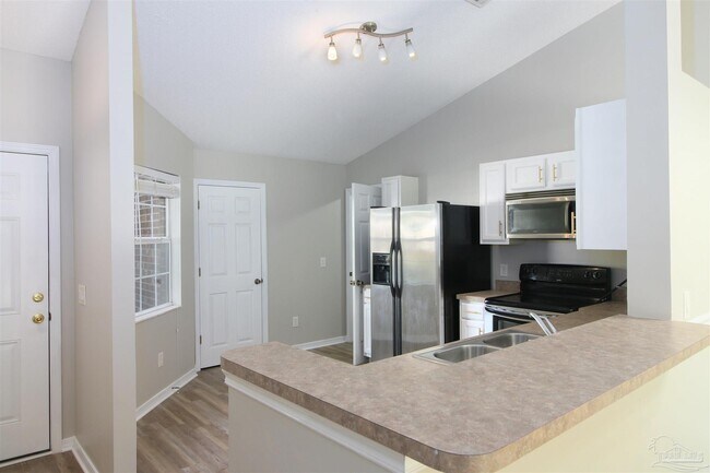 Building Photo - 609 Saleta St